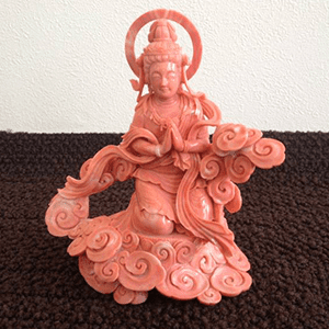 ★笹方秀峰作★～桃色大型珊瑚～雲中供養菩薩像 /W15H15cm 500g