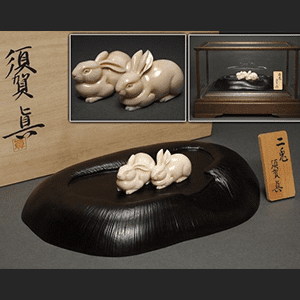 白珊瑚彫刻 須賀眞作 二兎 共箱 ケース付