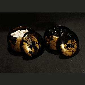 日向本蛤/那智黒碁石(22mm×12mm) 湯浅華暁作 有明蒔絵本桑碁笥