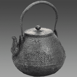 山水模様南部鉄瓶